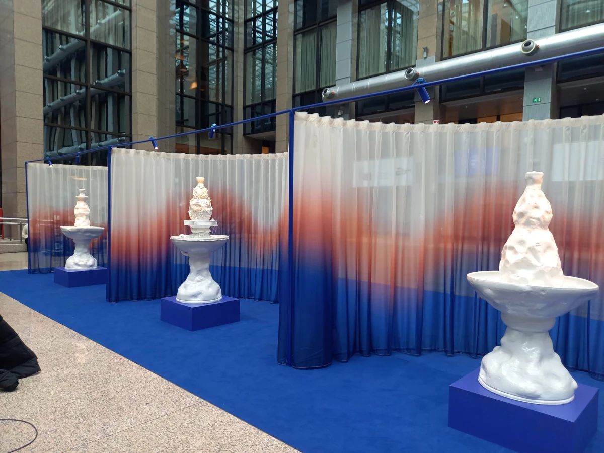 Polska rozpoczęła prezydencję w Brukseli, otwierając artystyczną instalację w atrium Rady UE. Jej autorką jest młoda artystka Alicja Patanowska. Wystawa zatytułowana "Jesteśmy pogodą" przedstawia łapacze wody koloru kobaltowego oraz ceramiczne fontanny w obiegu zamkniętym. To ekspozycja poruszająca temat ochrony klimatu. "Jesteśmy ludźmi i wpływamy na to, jaki jest klimat. To jest przesłanie tego projektu" – mówi autorka instalacji. 