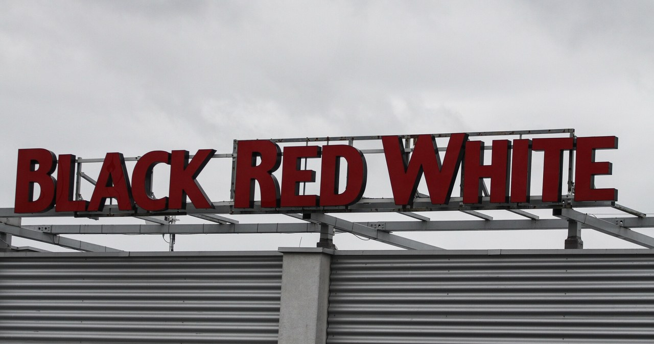 Zagraniczny inwestor wycofuje się z Black Red White. Firmę znów czekają zmiany