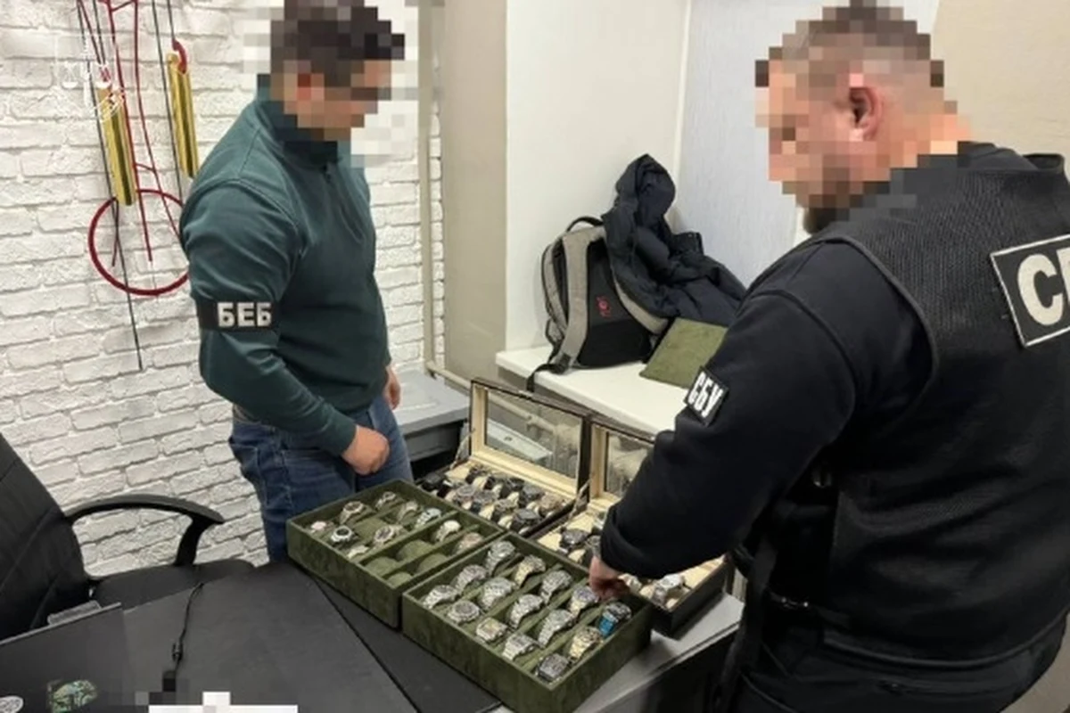 Grupa Ukraińców mieszkających w Polsce zorganizowała przemyt kosztowności, w tym diamentów i drogich zegarków, by odsprzedać je w swojej ojczyźnie bez wymaganych opłat. Równowartość nielegalnie przewiezionych przedmiotów wyniosła niemal 3,5 mln zł.