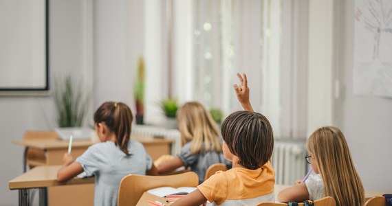 "Należy bezwzględnie utrzymać obowiązkowy charakter przedmiotu edukacja zdrowotna, tak jak to było pierwotnie planowane" - czytamy w opublikowanym we wtorek stanowisku prezydium Naczelnej Rady Lekarskiej. To odpowiedź na ostatnie wypowiedzi polityków koalicji rządzącej. W niedzielę wicepremier Władysław Kosiniak-Kamysz oznajmił, że edukacja zdrowotna będzie przedmiotem nieobowiązkowym. Za takim rozwiązaniem opowiedział się też kandydat KO na prezydenta Rafał Trzaskowski.