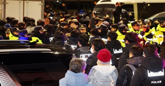 Próba siłowego wejścia do rezydencji byłego prezydenta Korei Płd. Jun Suk Jeola w związku z nakazem aresztowania [Źródło: RMF24]