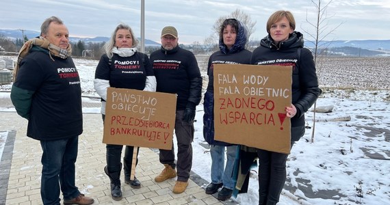 Przedsiębiorcy poszkodowani przez powódź stracili cierpliwość i zaczęli protest. "POMOCY TONIEMY", "PAŃSTWO OBIECUJE, PRZEDSIĘBIORCA BANKRUTUJE", "FALA WODY, FALA OBIETNIC, ŻADNEGO WSPARCIA" - w koszulkach z takimi napisami oraz z banerami pojawili się na briefingu ministra Marcina Kierwińskiego w Kłodzku.