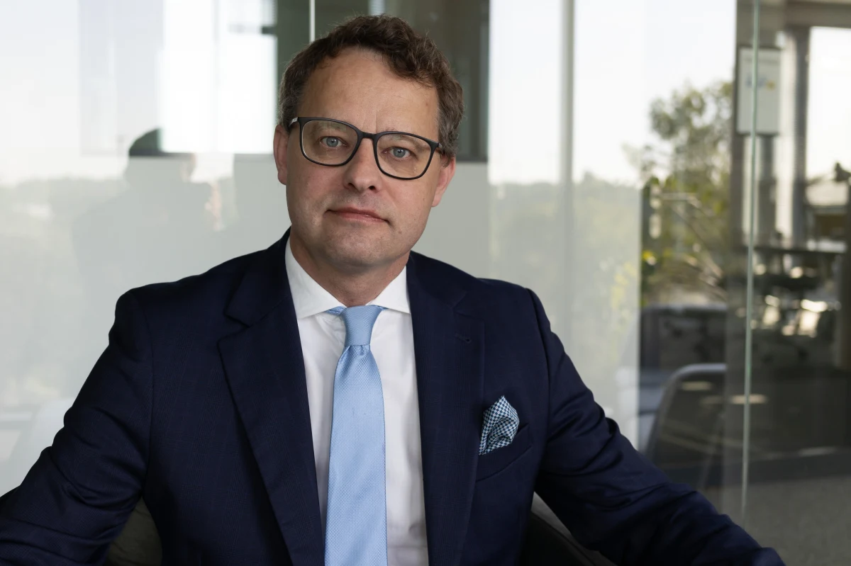 Marcin Romanowski powinien zostać sprowadzony do Polski - tak uważa 63 proc. ankietowanych przez firmę badawczą Opinia24. Sondaż przeprowadzony został na zlecenie RMF FM. Były wiceminister sprawiedliwości przebywa obecnie na Węgrzech, unikając stawienia się przed organami ścigania w związku z postawionymi mu zarzutami. 