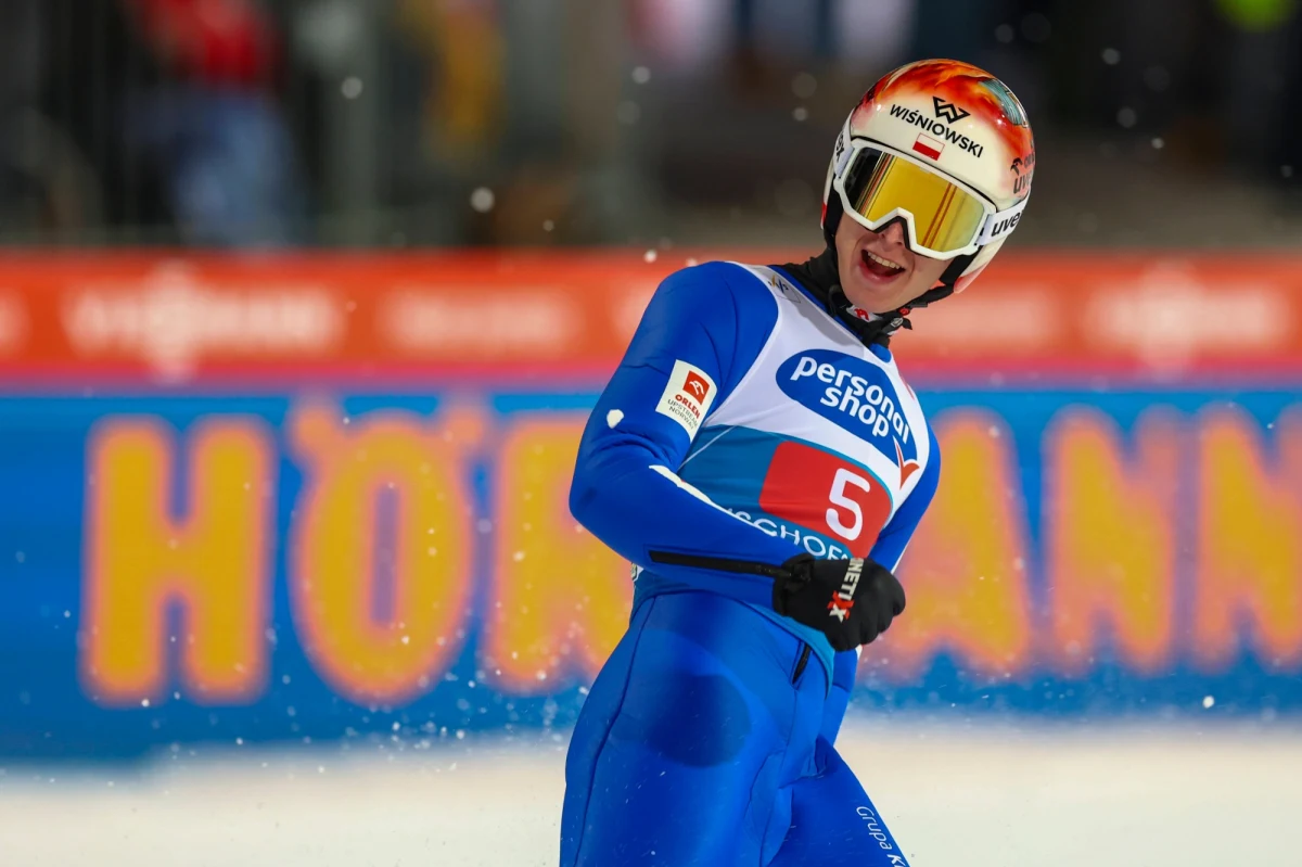 Paweł Wąsek, który jest obecnie w życiowej formie, w najbliższy weekend będzie miał okazję powalczyć o pierwsze podium Pucharu Świata. Tym razem zawody będą odbywały się w Zakopanem. Na sobotę zaplanowano konkurs drużynowy, a dzień później, indywidualny. Swoje siły na Wielkiej Krokwi będą mogli przetestować również Aleksander Zniszczoł, Jakub Wolny, Dawid Kubacki i Kamil Stoch.