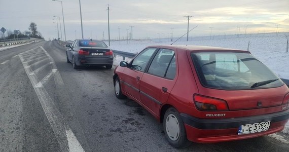 W rejonie świętokrzyskiej miejscowości Mierzawa funkcjonariusze zatrzymali 88-letniego kierowcę, który jechał pod prąd trasą S7. Mundurowi zatrzymali mu prawo jazdy, a o jego losie zdecyduje sąd. Na fotelu pasażera siedziała 90-letnia żona kierującego.