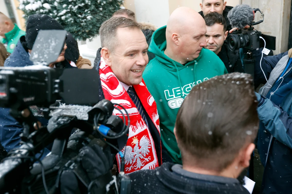 Jasna Góra nie zamknie drzwi przed nikim, nawet jeżeli niektóre pielgrzymki wydają się kontrowersyjne, zapewnił przeor jasnogórskiego klasztoru o. Samuel Pacholski. To pokłosie wystąpienia Karola Nawrockiego podczas sobotniej XVII Patriotycznej Pielgrzymki Kibiców na Jasnej Górze. Przeor przyznał jednocześnie, że wznoszenie "haseł niezgodnych z postawą chrześcijańską" nie powinno mieć miejsca w obrębie sanktuarium i zaapelował do pielgrzymów o większe wyczucie.