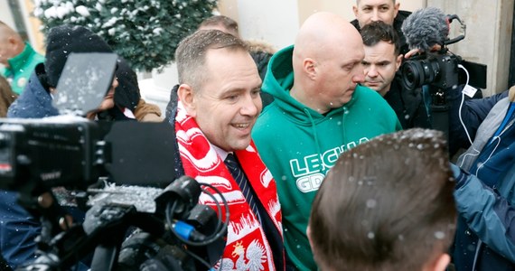 Jasna Góra nie zamknie drzwi przed nikim, nawet jeżeli niektóre pielgrzymki wydają się kontrowersyjne, zapewnił przeor jasnogórskiego klasztoru o. Samuel Pacholski. To pokłosie wystąpienia Karola Nawrockiego podczas sobotniej XVII Patriotycznej Pielgrzymki Kibiców na Jasnej Górze. Przeor przyznał jednocześnie, że wznoszenie "haseł niezgodnych z postawą chrześcijańską" nie powinno mieć miejsca w obrębie sanktuarium i zaapelował do pielgrzymów o większe wyczucie.