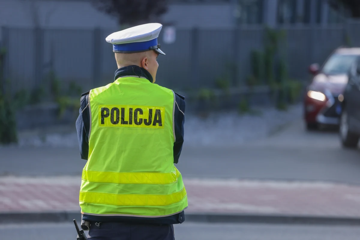 Stołeczna drogówka jest w dramatycznej sytuacji. Reporter RMF FM Krzysztof Zasada dowiedział się, że poziom wakatów w formacji przekracza 25 proc., ale w związku z długotrwałymi zwolnieniami w służbie faktycznie jest niespełna 2/3 policjantów.