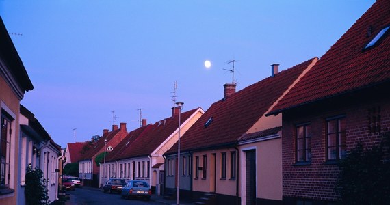 Model szwedzkiego czerwonego domku poleciał na Księżyc jako dzieło sztuki artysty Mikaela Genberga [Źródło: RMF24]