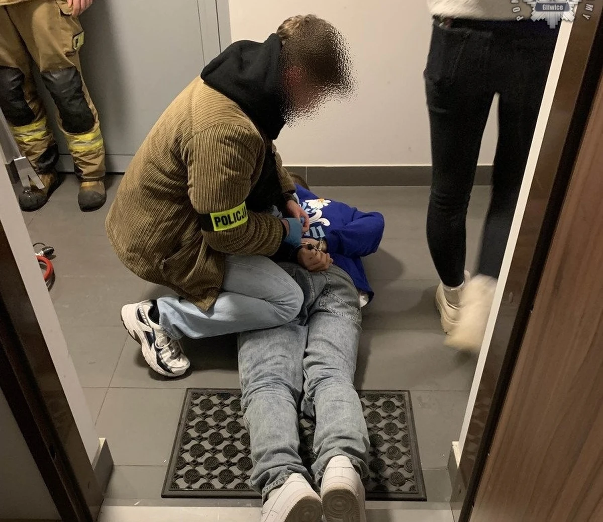 Mający na koncie liczne oszustwa internetowe 22-letni mieszkaniec Gliwic (woj. śląskie) przez prawie cztery lata unikał wymiaru sprawiedliwości. Mężczyzna był ścigany 13 listami gończymi, wydano też kilkadziesiąt zarządzeń jego zatrzymania. Finalnie został ujęty w Katowicach.