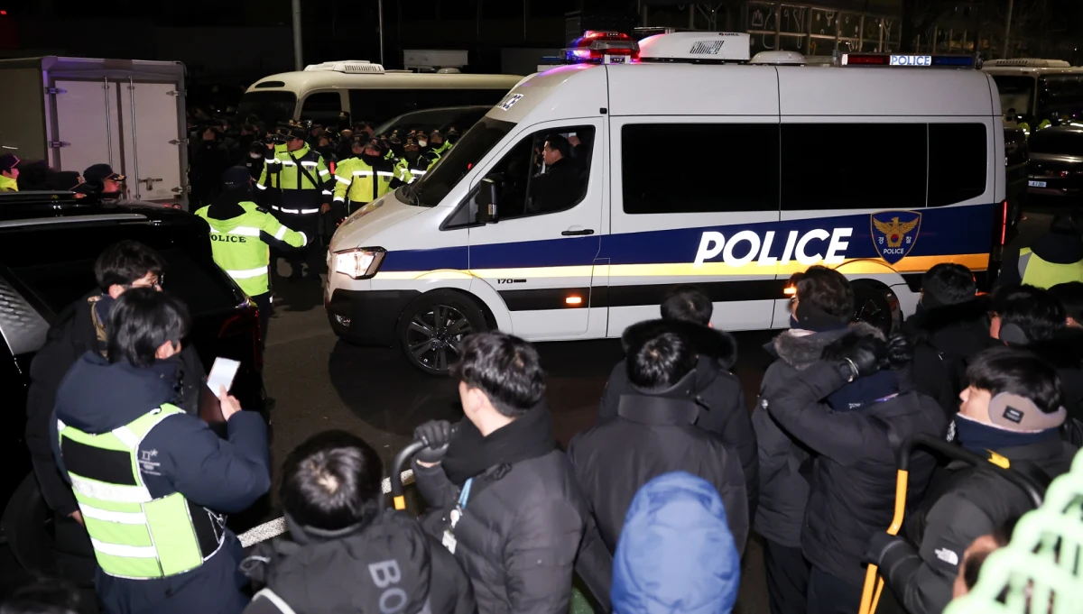 Mężczyzna podpalił się w pobliżu biura śledczego, gdzie w środę przesłuchiwano zatrzymanego prezydenta Korei Południowej Jun Suk Jeola. Służbom ratunkowym nie udało się go uratować.