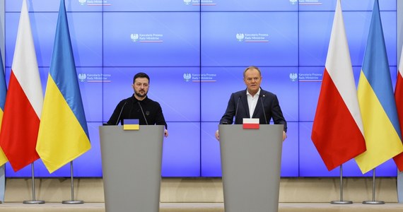 Prezydent Ukrainy Wołodymyr Zełenski przyjechał do Warszawy, gdzie spotkał się z polskim premierem. "Ukraina może liczyć na polskie wsparcie i pomoc, podstawy naszej przyjaźni i współpracy są oczywiste, bezwarunkowe i one nie ulegną zmianie" - powiedział Donald Tusk na konferencji prasowej. Nawiązał też do kwestii polityki historycznej i sprawy zbrodni wołyńskiej. Zapewnił, że strona polska i ukraińska "odnajdują wspólny język i metody wspólnego działania, jeśli chodzi o kwestię zbrodni wołyńskiej i te kwestie dramatyczne, drażliwe w naszej historii". 