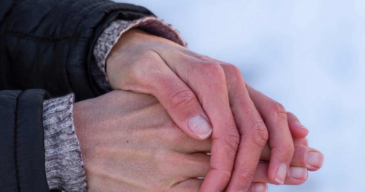 Pękająca skóra dłoni zimą to nie wina braku rękawiczek. Tak może objawiać się choroba lub niedobór