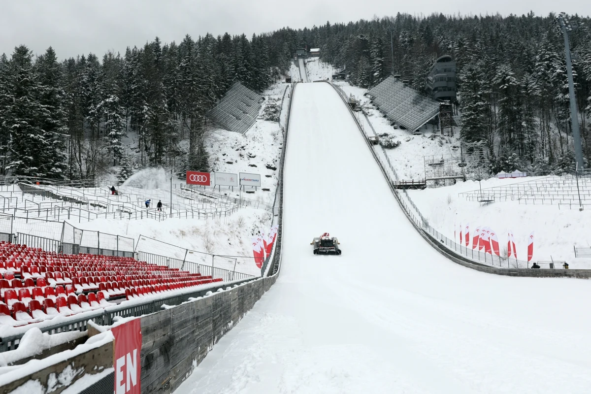 Pogoda będzie sprzyjać podczas weekendowych zawodów Pucharu Świata w skokach narciarskich na Wielkiej Krokwi w Zakopanem. "Wskazują na to wszystkie modele" - mówi Paweł Parzuchowski, kierownik Stacji Meteorologicznej IMGW Państwowego Instytutu Badawczego w stolicy polskich Tatr. 
