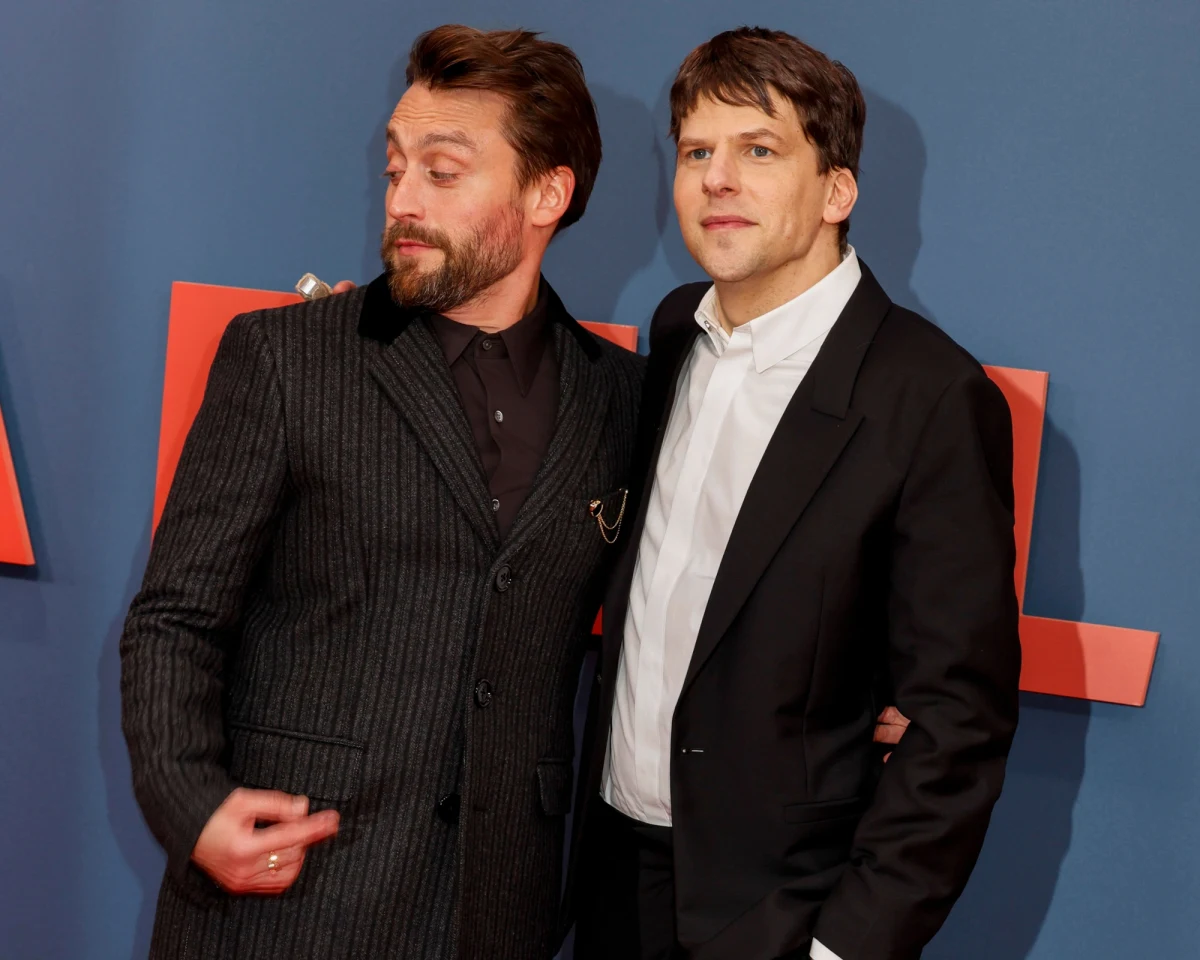 "Konklawe" i "Emilia Perez" są liderami wyścigu o nagrody BAFTA. Film Edwarda Bergera zdobył 12 nominacji, a dzieło Jacques'a Audiarda - 11. O dwie statuetki - za scenariusz oryginalny i drugoplanową rolę męską - powalczą twórcy kręconego w Polsce "Prawdziwego bólu" Jessego Eisenberga.