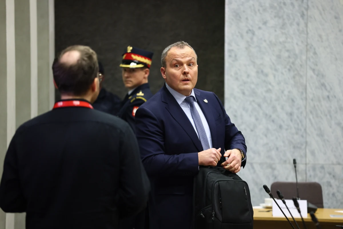 Likwidacja 10 delegatur terenowych Agencji Bezpieczeństwa Wewnętrznego doprowadziła do istotnego zagrożenia dla bezpieczeństwa państwa - twierdzi Komisja do spraw badania rosyjskich wpływów. Szef tego właśnie gremium złożył do prokuratury zawiadomienie o możliwości popełnienia przestępstwa przez byłego szefa ABW Piotra Pogonowskiego. 