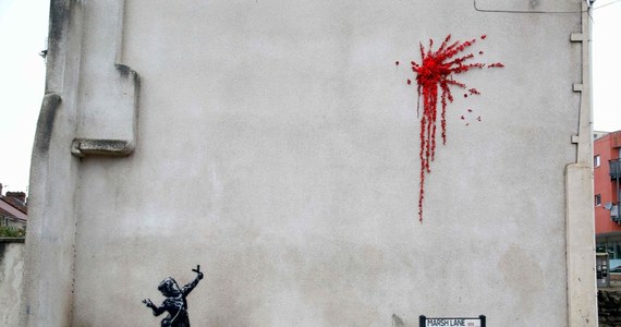 Stacja BBC opublikowała zdjęcia Banksy'ego, prowadzącego warsztaty z dziećmi w latach 90., kiedy nie był jeszcze sławny. Ich właściciel i autor opowiada o tym, jak artysta chętnie uczył dzieciaki w lokalnej świetlicy malować graffiti. Twarz Banksy’ego na zdjęciach została zamazana, ale widać jego sztukę. 