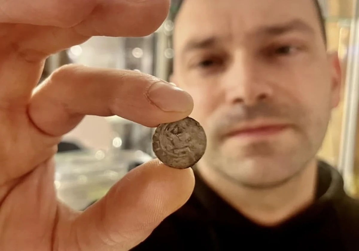 O niezwykłym odkryciu w okolicach Kamienia Pomorskiego poinformowało Muzeum Historii Ziemi Kamieńskiej. Znaleziono srebrny denar krzyżowy cesarza Ottona III. Te monety cechowała wysoka jakość srebra i precyzyjne wykonanie. 