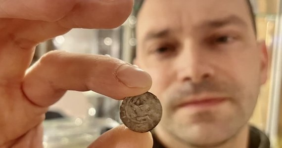 O niezwykłym odkryciu w okolicach Kamienia Pomorskiego poinformowało Muzeum Historii Ziemi Kamieńskiej. Znaleziono srebrny denar krzyżowy cesarza Ottona III. Te monety cechowała wysoka jakość srebra i precyzyjne wykonanie. 