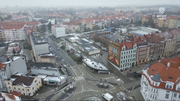 Jest finał sprawy brutalnego zabójstwa i napadu na kantor w Zgorzelcu. Policjanci po 33 latach od zbrodni - zatrzymali jej sprawców. Mężczyźni wpadli we Wrocławiu, dziś mają 72 i 79 lat, grozi im dożywocie.Materiał dla "Wydarzenia" przygotowała Beata Glinkowska. 