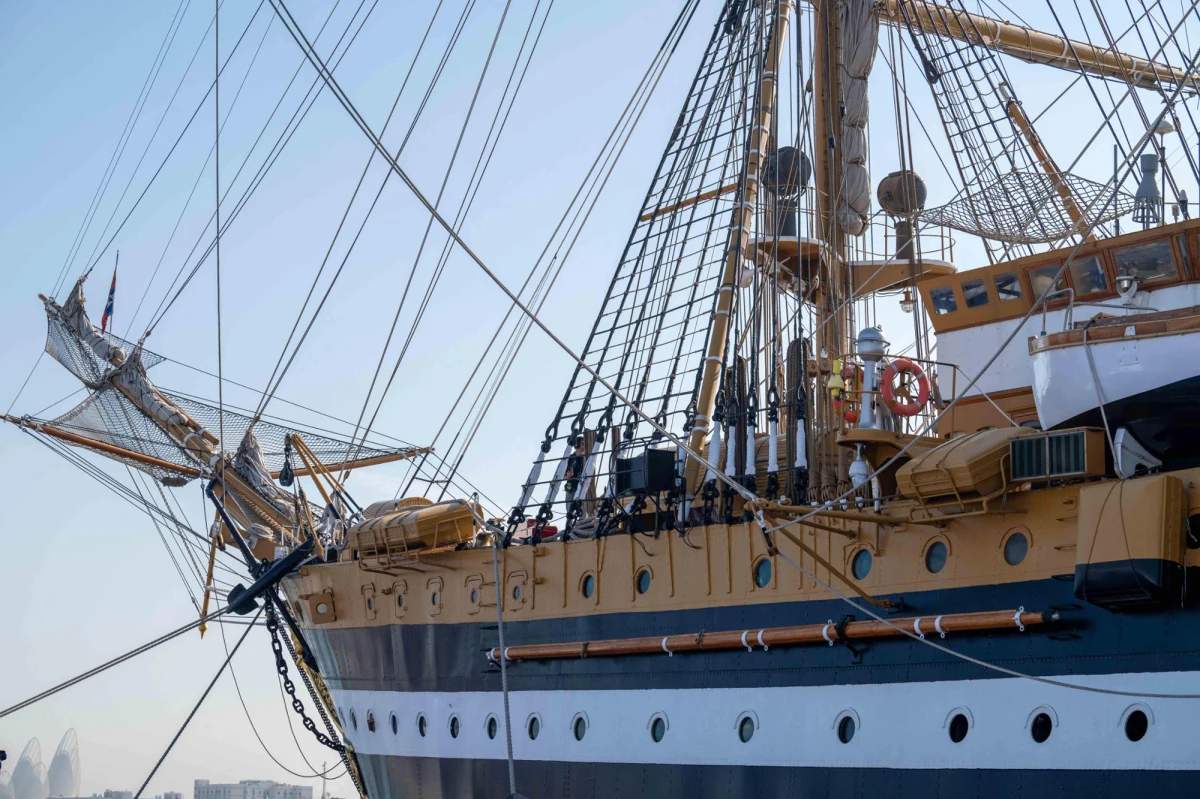 Pływający po morzach i oceanach historyczny żaglowiec włoskiej marynarki wojennej Amerigo Vespucci otrzymał status miejsca Roku Świętego. To oznacza, że wchodząc na jego pokład można uzyskać "odpust zupełny", podobnie jak w Rzymie. Słynną jednostkę mianował miejscem jubileuszowym włoski ordynariat polowy.