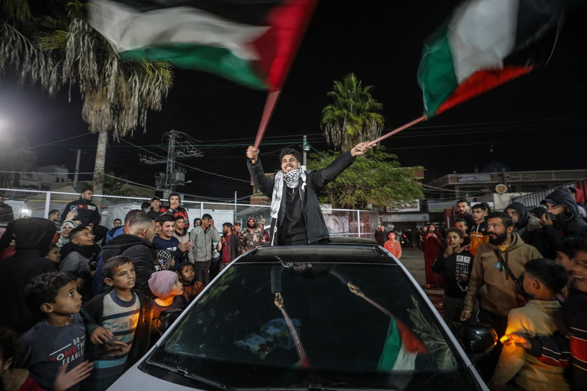 Biuro premiera Izraela Benjamina Netanjahu oświadczyło w środę wieczorem, że "ostateczne szczegóły umowy o zawieszeniu broni i uwolnieniu zakładników między Izraelem a Hamasem są wciąż dopracowywane w Dosze". Umowa ma wejść w życie 19 stycznia i tego dnia mają zostać uwolnieni pierwsi izraelscy zakładnicy. Netanjahu podziękował Bidenowi i Trumpowi za pomoc w osiągnięciu porozumienia z Hamasem.