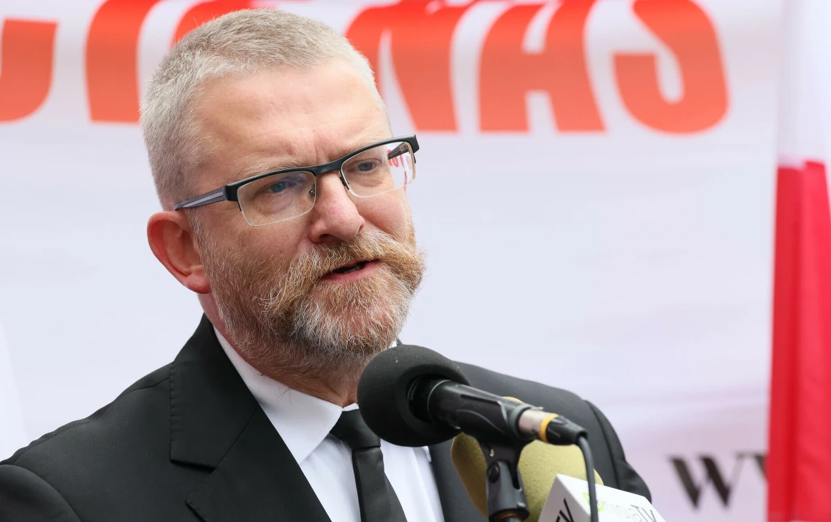 "Istotnie", "W rzeczy samej" - tak Grzegorz Braun skomentował na platformie X doniesienia o tym, że wystartuje w wyborach prezydenckich. Europoseł Konfederacji ogłosił to oficjalnie w środę późnym wieczorem w rozmowie z Dawidem Mysiorem z serwisu Sprawki.pl. Jeszcze w zeszłym tygodniu współprzewodniczący Konfederacji Sławomir Mentzen dopytywany o te doniesienia w Porannej rozmowie w RMF FM stwierdził, że Konfederacja wybrała już swojego kandydata. "Jestem nim ja" - powiedział.