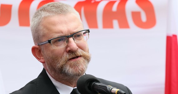 "Istotnie", "W rzeczy samej" - tak Grzegorz Braun skomentował na platformie X doniesienia o tym, że wystartuje w wyborach prezydenckich. Europoseł Konfederacji ogłosił to oficjalnie w środę późnym wieczorem w rozmowie z Dawidem Mysiorem z serwisu Sprawki.pl. Jeszcze w zeszłym tygodniu współprzewodniczący Konfederacji Sławomir Mentzen dopytywany o te doniesienia, w Porannej rozmowie w RMF FM stwierdził, że Konfederacja wybrała już swojego kandydata. "Jestem nim ja" - powiedział.