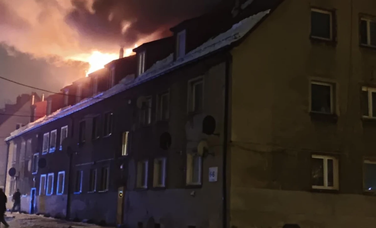 W nocy na poddaszu jednej z kamienic w Rudzie Śląskiej wybuchł pożar. Mieszkania musiało opuścić 25 osób. Akcja służb trwała ponad 3 godziny.