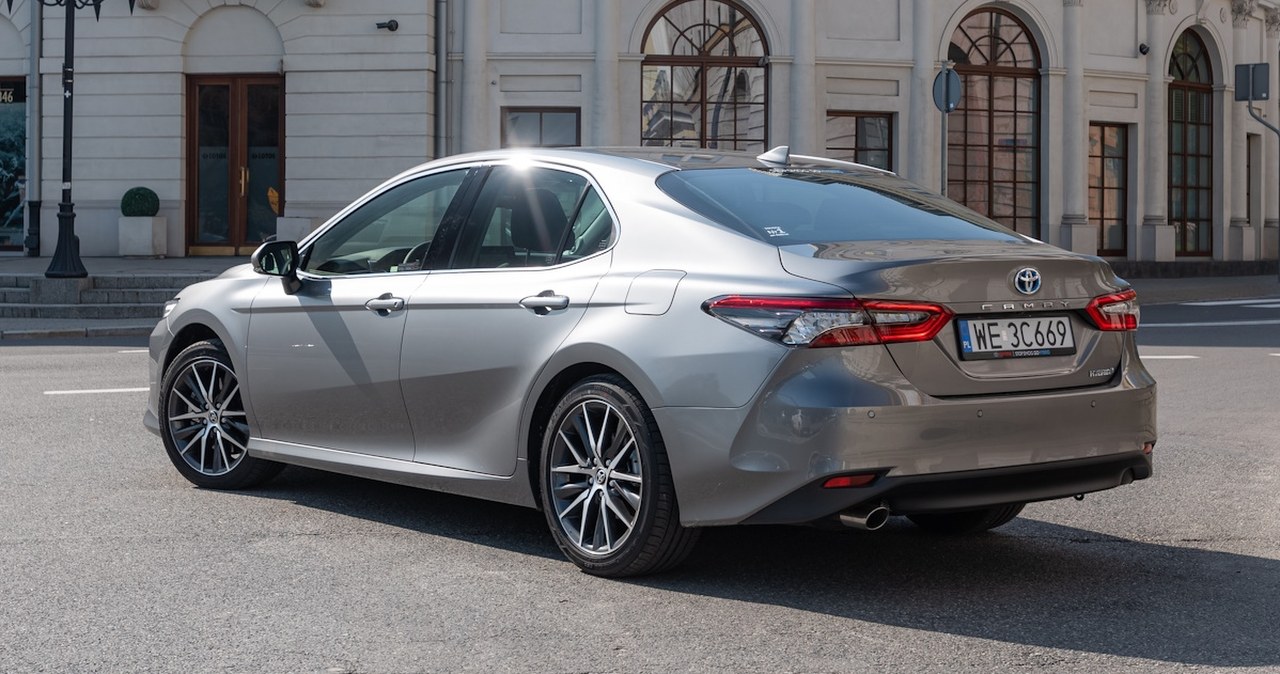 Apel policji do kierowców hybrydowych Toyot. "Parkujcie w garażu"