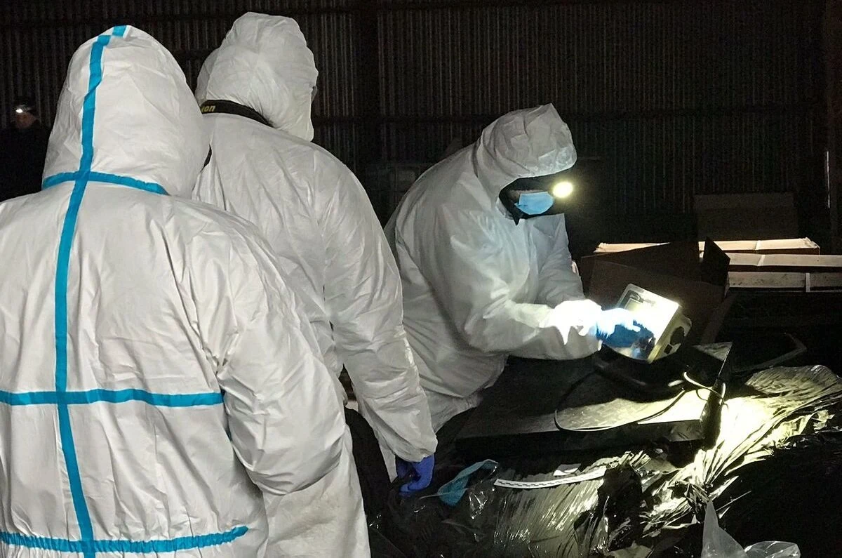 W Szczytnie (woj. warmińsko-mazurskie) doszło we wtorek do zadymienia w budynku gospodarczym. Pożar okazał się niegroźny, natomiast policjanci sprawdzili pomieszczenia obok, gdzie odkryli maszyny do produkcji tytoniu i linię produkcyjną do wytwarzania narkotyków - ustalił reporter RMF FM Piotr Bułakowski.