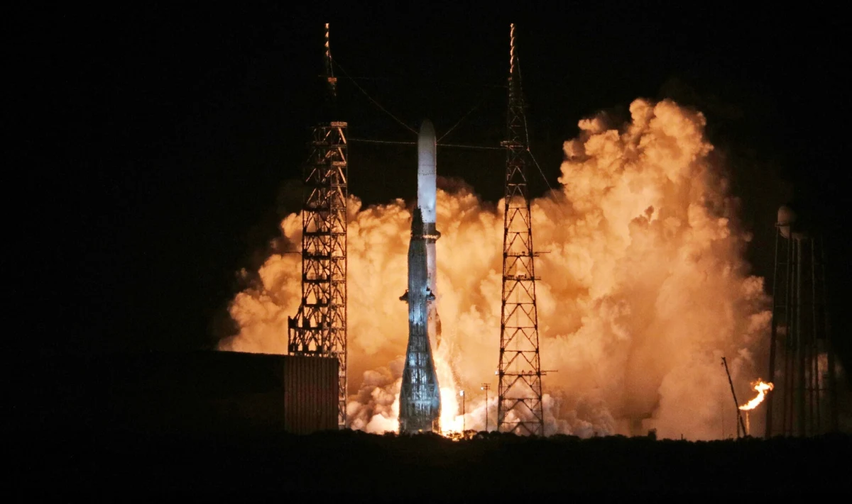 Po godz. 8:00 z kosmodromu w Centrum Kosmicznym Johna F. Kennedy’ego na przylądku Canaveral w stanie Floryda wystartowała najnowsza, potężna rakieta kosmiczna New Glenn. Została ona stworzona przez firmę Blue Origin, przedsiębiorstwo założone w 2000 r. przez miliardera Jeffa Bezosa.