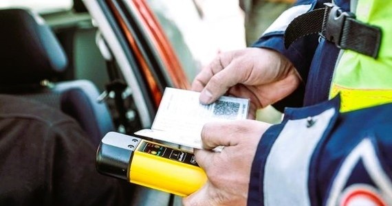 Policjanci w Zduńskiej Woli zatrzymali do kontroli auto, które poruszało się zygzakiem. Okazało się, że kierująca pojazdem 31-letnia mieszkanka Sieradza nie dość, że miała ponad 3 promile alkoholu w organizmie, to jeszcze wiozła trójkę dzieci.