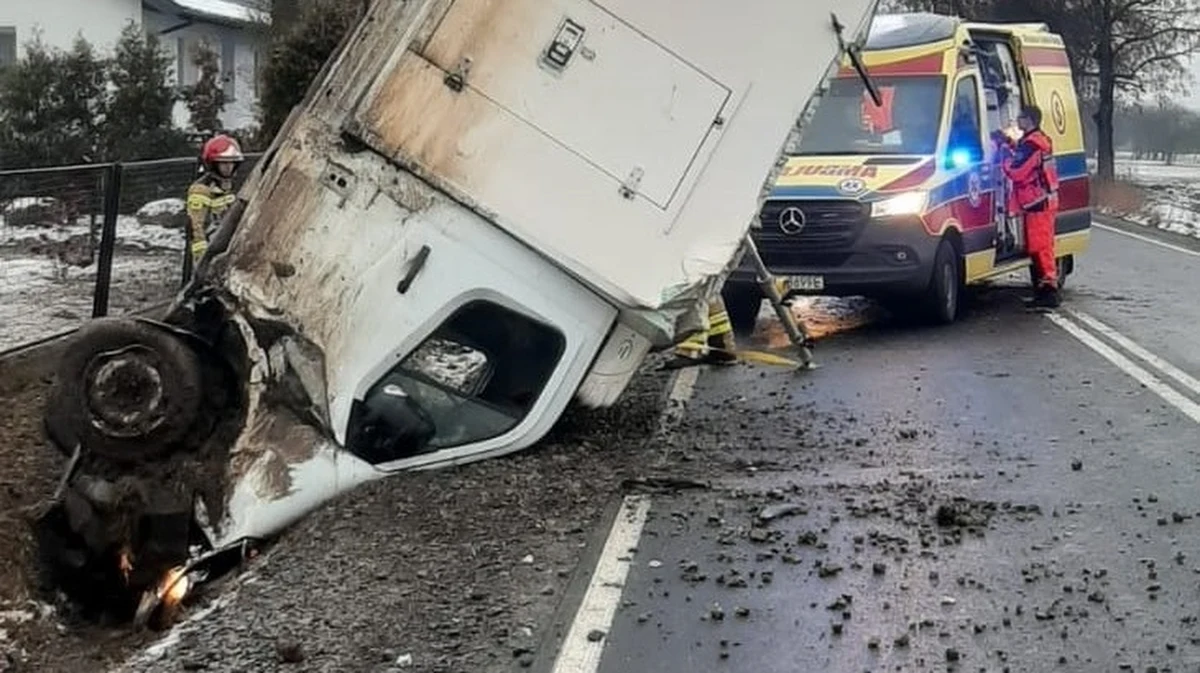 Dwie osoby trafiły do szpitala po wypadku w Łopaciance na Mazowszu. Bus wpadł tam do rowu i zatrzymał się w pionie. Okazało się, że kierowca stracił niedawno prawo jazdy. 