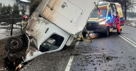 Dwie osoby trafiły do szpitala po wypadku w Łopaciance na Mazowszu. Bus wpadł tam do rowu i zatrzymał się w pionie. Okazało się, że kierowca stracił niedawno prawo jazdy. 