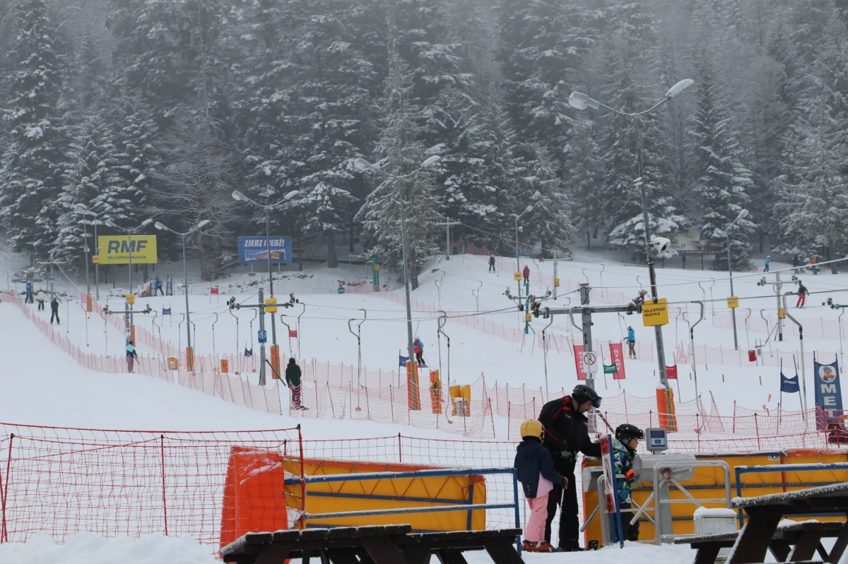 Zbliżają się zimowe ferie. Uczniowie pierwszych województw zaczną wypoczynek już w poniedziałek, a tak naprawdę w sobotę. Nie ma więc zbyt wiele czasu na przygotowania do wyjścia na stok. Eksperci ze szkółki narciarskiej pod Nosalem w Zakopanem podpowiadają, jak najlepiej zacząć przygodę narciarską.