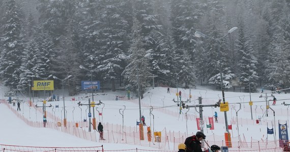 Zbliżają się zimowe ferie. Uczniowie pierwszych województw zaczną wypoczynek już w poniedziałek, a tak naprawdę w sobotę. Nie ma więc zbyt wiele czasu na przygotowania do wyjścia na stok. Eksperci ze szkółki narciarskiej pod Nosalem w Zakopanem podpowiadają, jak najlepiej zacząć przygodę narciarską.