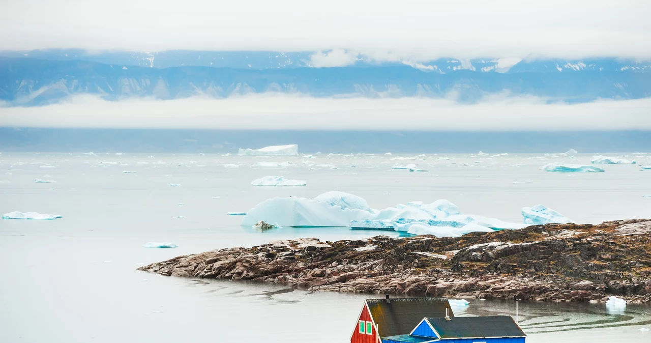 The world&#39;s largest island awaits. Charming places in Greenland