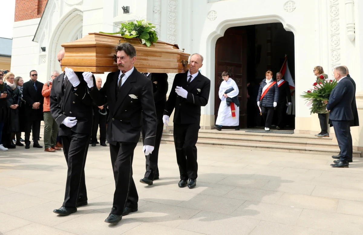 Materiały przesłane polskiej prokuraturze przez władze Autonomii Palestyńskiej w śledztwie dotyczącym śmierci polskiego wolontariusza w Strefie Gazy nie mają praktycznie żadnej wartości dla tego postępowania - dowiedział się nieoficjalnie reporter RMF FM. W kwietniu ubiegłego roku konwój humanitarny World Central Kitchen został trafiony izraelską rakietą. W wyniku ataku zginęło 7 wolontariuszy, w tym Polak.