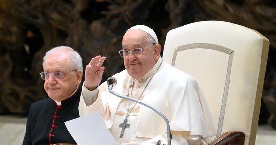 Papież Franciszek upadł w Domu św. Marty i doznał kontuzji prawego przedramienia. Biuro prasowe Watykanu informuje, że nie doszło do złamania, ale ręka jest unieruchomiona. 