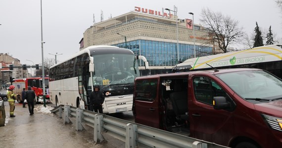 Autokar przewożący 34 dzieci najechał na tył samochodu dostawczego na moście Dębnickim w Krakowie. Nikt nie odniósł poważnych obrażeń.