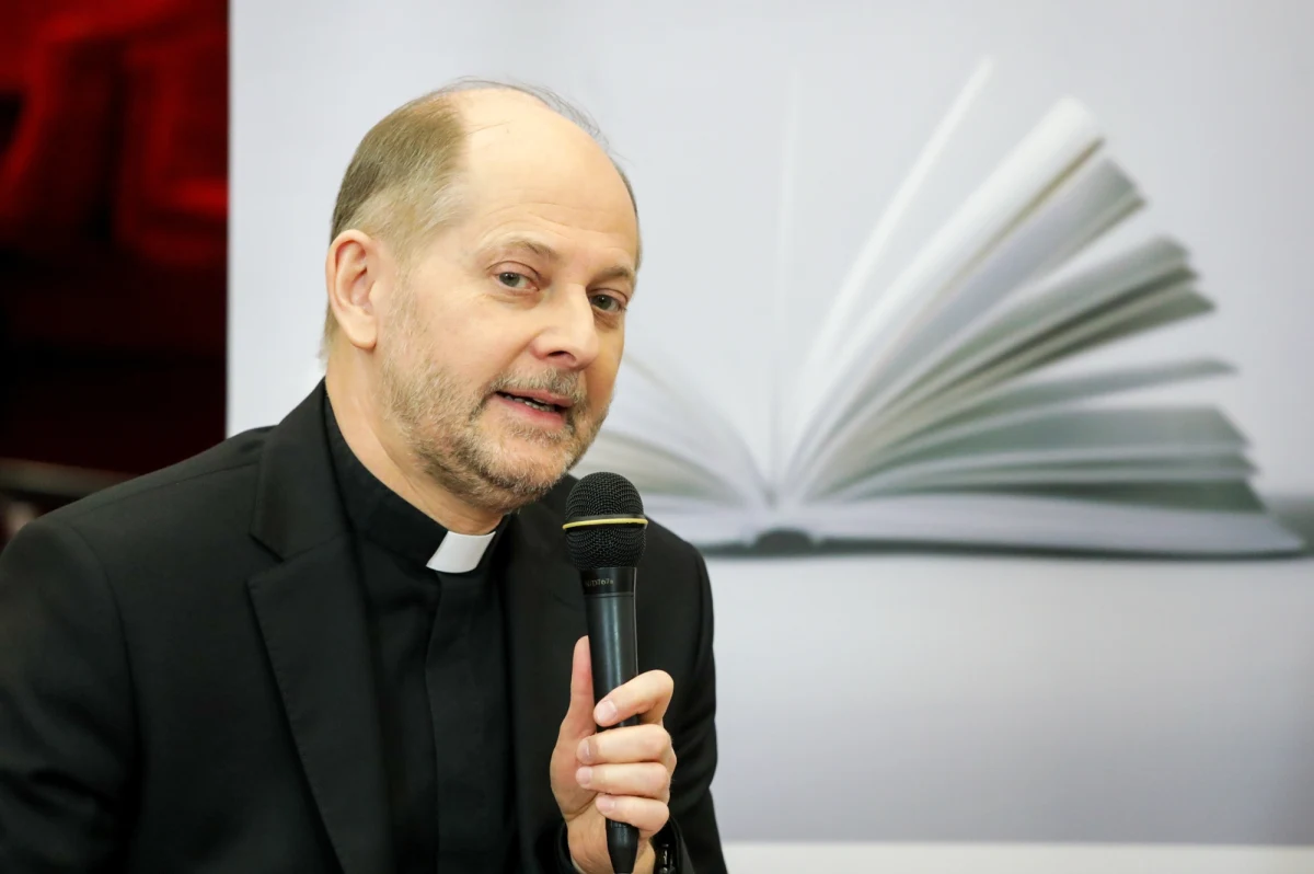 Jeżeli edukacja zdrowotna będzie przedmiotem nieobowiązkowym, z zachowaniem prawa rodziców do decydowania o tym, czy dzieci będą w nim uczestniczyć, to prawdopodobnie rozwiązanie idące w dobrym kierunku - powiedział PAP rzecznik KEP ks. Leszek Gęsiak. W Porannej rozmowie w RMF FM minister edukacji Barbara Nowacka mówiła, że w roku szkolnym 2025/2026 edukacja zdrowotna będzie przedmiotem nieobowiązkowym.