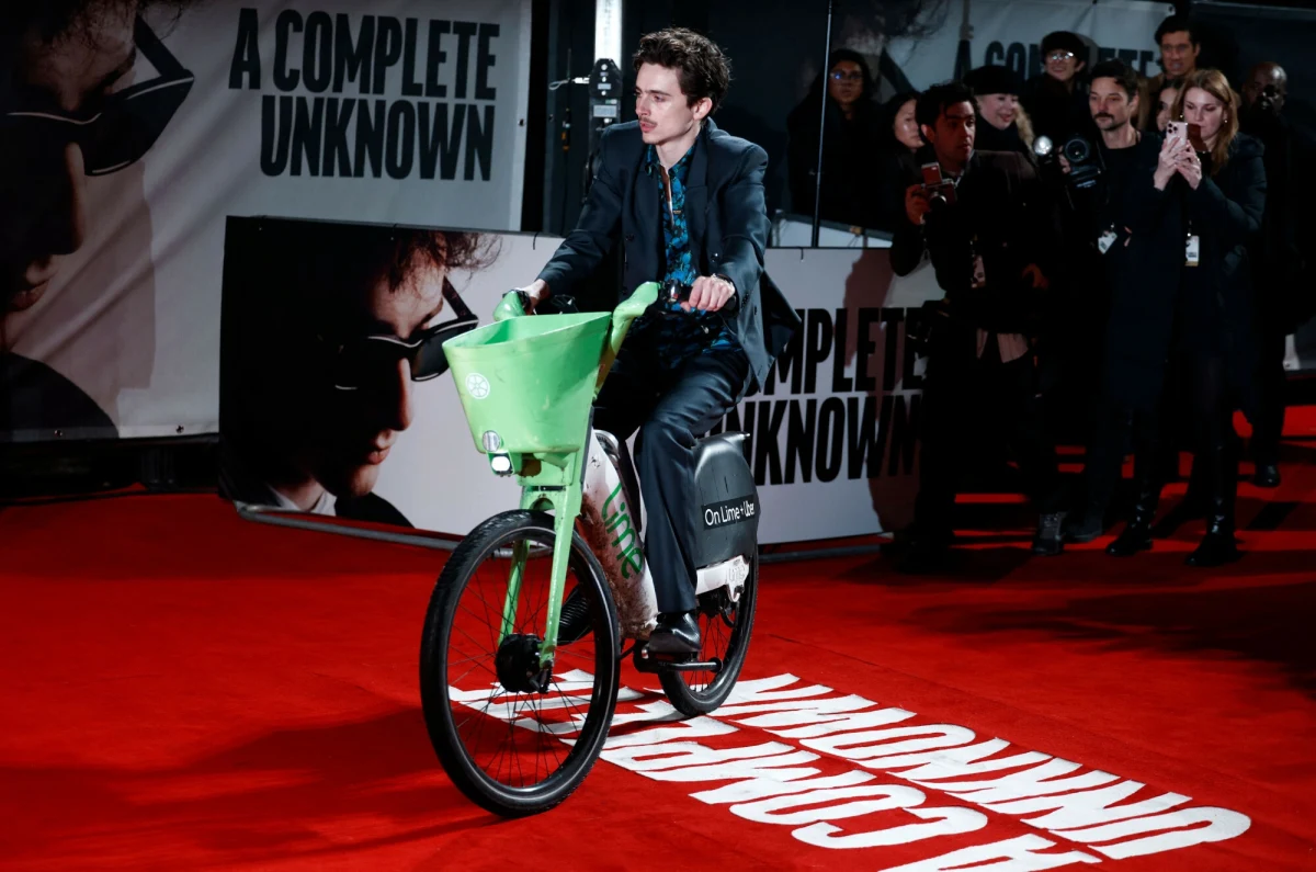 Timothee Chalamet poinformował o niespodziewanych echach wtorkowej, londyńskiej premiery biograficznego filmu "Kompletnie nieznany". Aktor, który wciela się w postać Boba Dylana, dotarł na premierę na rowerze z wypożyczalni. Twierdzi jednak, że został ukarany grzywną w wysokości 65 funtów za... złe zaparkowanie jednośladu.