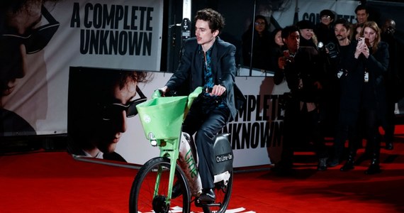 Timothee Chalamet poinformował o niespodziewanych echach wtorkowej, londyńskiej premiery biograficznego filmu "Kompletnie nieznany". Aktor, który wciela się w postać Boba Dylana, dotarł na premierę na rowerze z wypożyczalni. Twierdzi jednak, że został ukarany grzywną w wysokości 65 funtów za... złe zaparkowanie jednośladu.