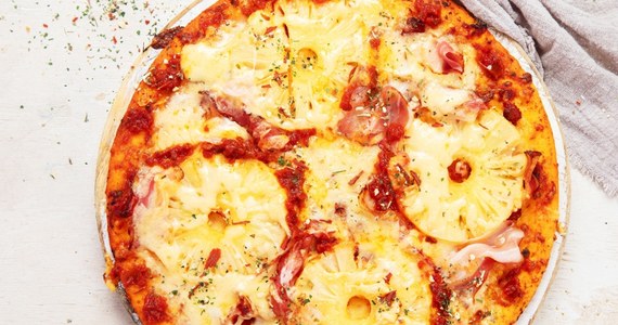 Jednych zachwyca, inni jej nienawidzą - pizza z ananasem od lat budzi kontrowersje. Swoje zdanie na temat tego przysmaku wyrazili właściciele pizzerii z Norwich. W ich ofercie znajduje się pizza hawajska z dostawą do domu, ale rachunek za nią może przyprawić o zawrót głowy. Kosztuje... 100 funtów, czyli ponad 500 złotych.