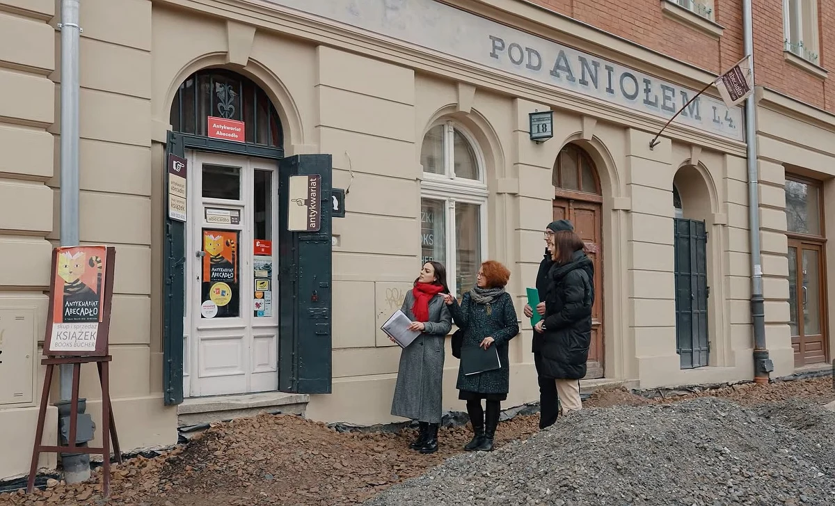 Czy zabytki mogą stać się wzorem ekologicznej i energooszczędnej transformacji? Międzynarodowy zespół naukowców, w tym specjaliści z Politechniki Krakowskiej, udowadnia, że tak. Dzięki projektowi badawczemu FuturHist, łączącemu nowoczesne technologie z poszanowaniem historycznego dziedzictwa, możliwe będzie obniżenie zużycia energii nawet o 60 proc. w budynkach takich jak XIX-wieczna kamienica przy ul. Kościuszki w Krakowie. Wyjątkowy projekt naukowy może być początkiem zielonej rewolucji w europejskim budownictwie historycznym.