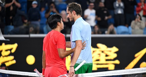 Maratoński mecz na Australian Open zakończony sensacyjną porażką faworyta. Rozstawiony z numerem piątym Rosjanin Daniił Miedwiediew przegrał z 19-letnim, zajmującym 121. miejsce w światowym rankingu Amerykaninem Learnerem Tienem 3:6, 6:7 (4-7), 7:6 (10-8), 6:1, 6:7 (7-10). Spotkanie 2. rundy wielkoszemowego turnieju tenisowego trwało prawie pięć godzin. 