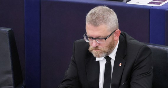 Kampania wyborcza oficjalnie wystartowała. Do grona kandydatów dołączył również Grzegorz Braun, który wystartuje jako kandydat niezależny. Decyzję podjął wbrew liderom Konfederacji, której oficjalnym kandydatem pozostaje Sławomir Mentzen. Czy Braun może przejąć część elektoratu Mentzena? "Dla mnie, jako obserwatorki tej kampanii, jasne jest, że Sławomir Mentzen raczej nie zrezygnuje z tej drogi w miarę w stronę centrum, bo prawie wszyscy kandydaci się próbują tam wcisnąć" - mówiła w rozmowie z Michałem Zielińskim na antenie Radia RMF24 dr hab. Anna Pacześniak, politolog, profesor Uniwersytetu Wrocławskiego.