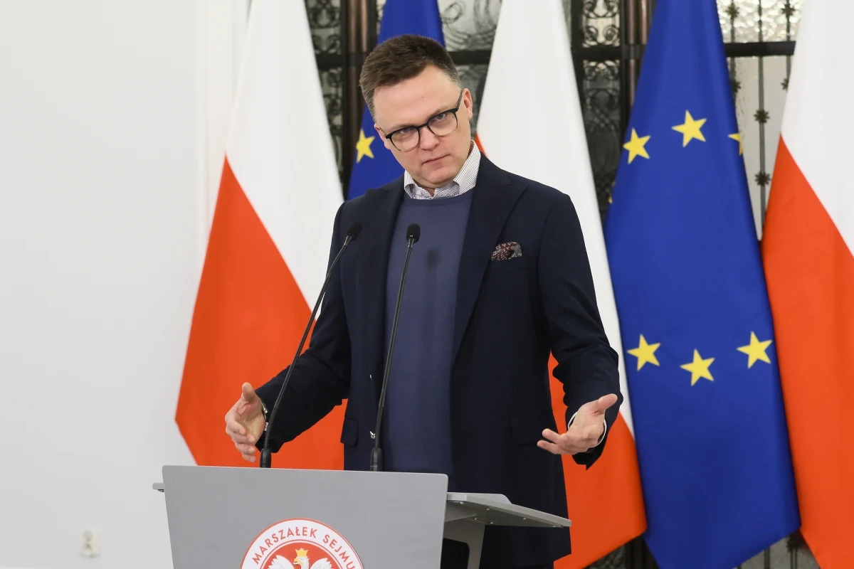 Marszałek Sejmu Szymon Hołownia poinformował w czwartek, że zamierza przygotować projekt ustawy, który skomplikuje proces ewentualnego wychodzenia Polski z Unii Europejskiej, Polexitu.