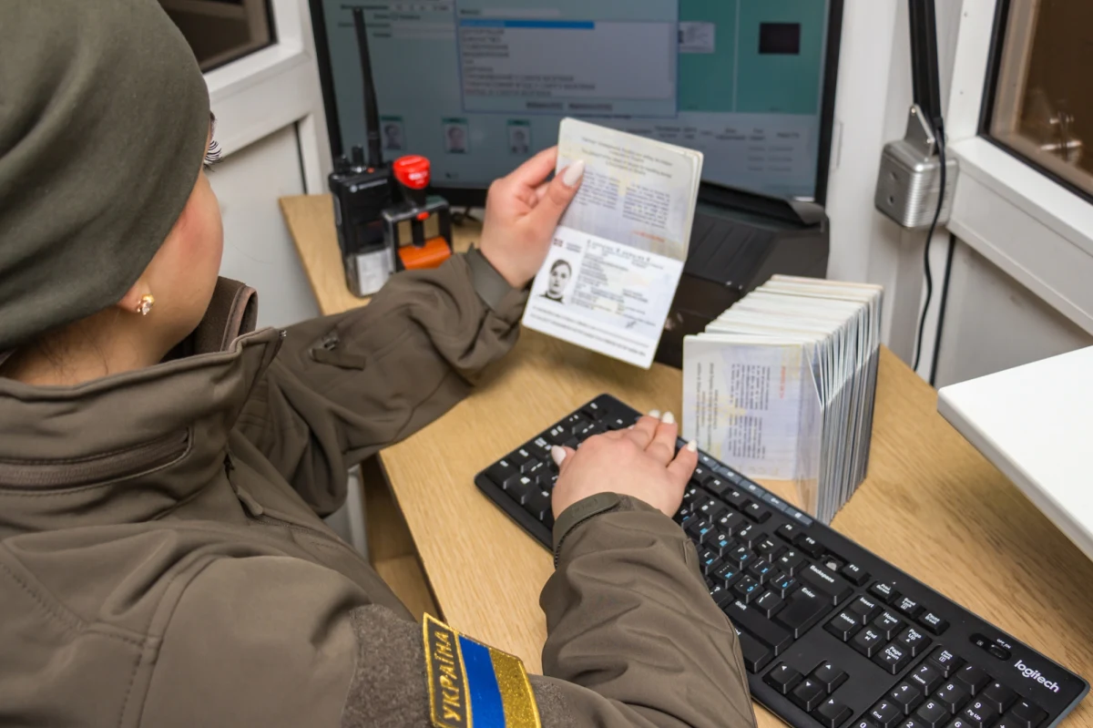 Państwowe przedsiębiorstwo Dokument wyda dokumenty tożsamości ponad 80 tys. obywateli Ukrainy przebywających w Polsce; ich dystrybucja była dotąd wstrzymana - poinformowała w czwartek zastępczyni szefa kancelarii prezydenta Ukrainy Iryna Wereszczuk, nie wyjaśniając przyczyny zaistniałej sytuacji.